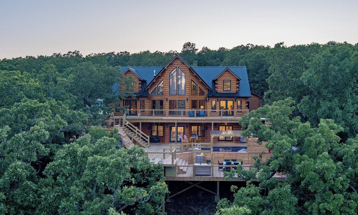 Eufaula Cabin | 3-Tier Deck + Putting Green + Steam Sauna Private Lake Eufaula Escape