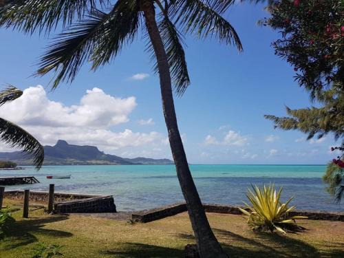 Mahebourg House | A bungalow right on the water