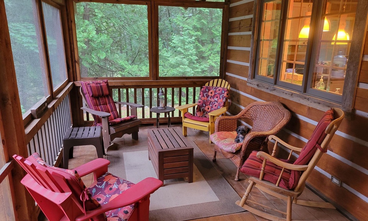 North Frontenac Cottage | Beautiful rustic yet modern log cabin on quiet lake