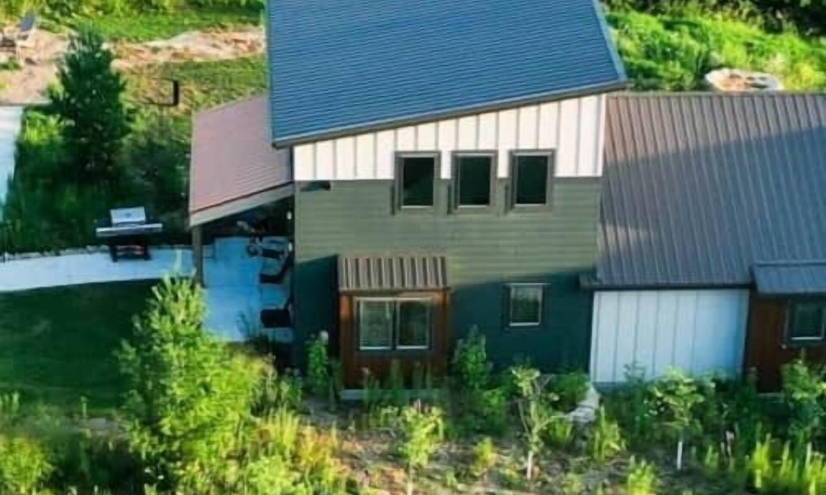 Decorah Villa | Bluffside Gardens Maple Series Unit 7B - Pet Friendly