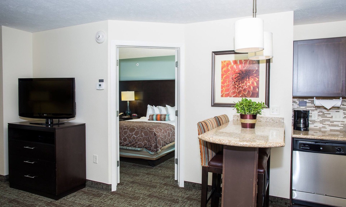 Lincoln Condo | Breakfast, Pool, Explore Univ of Nebraska