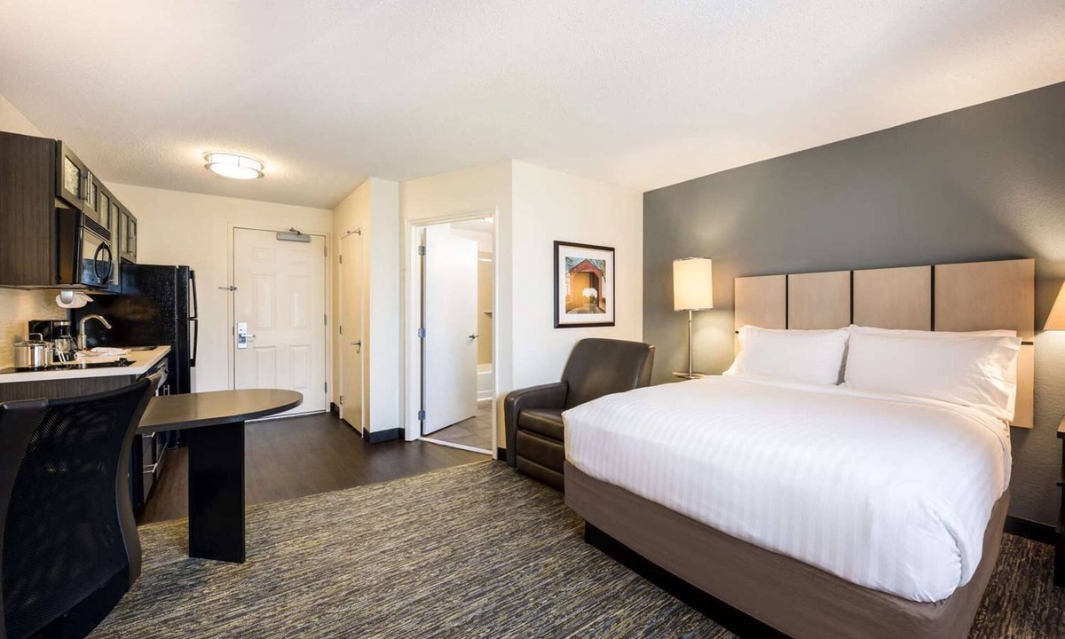 South Hills Hotel | Bright Queen Studio Suite | Full Kitchen, BBQ, 6.8 mi to Pittsburgh Speedway
