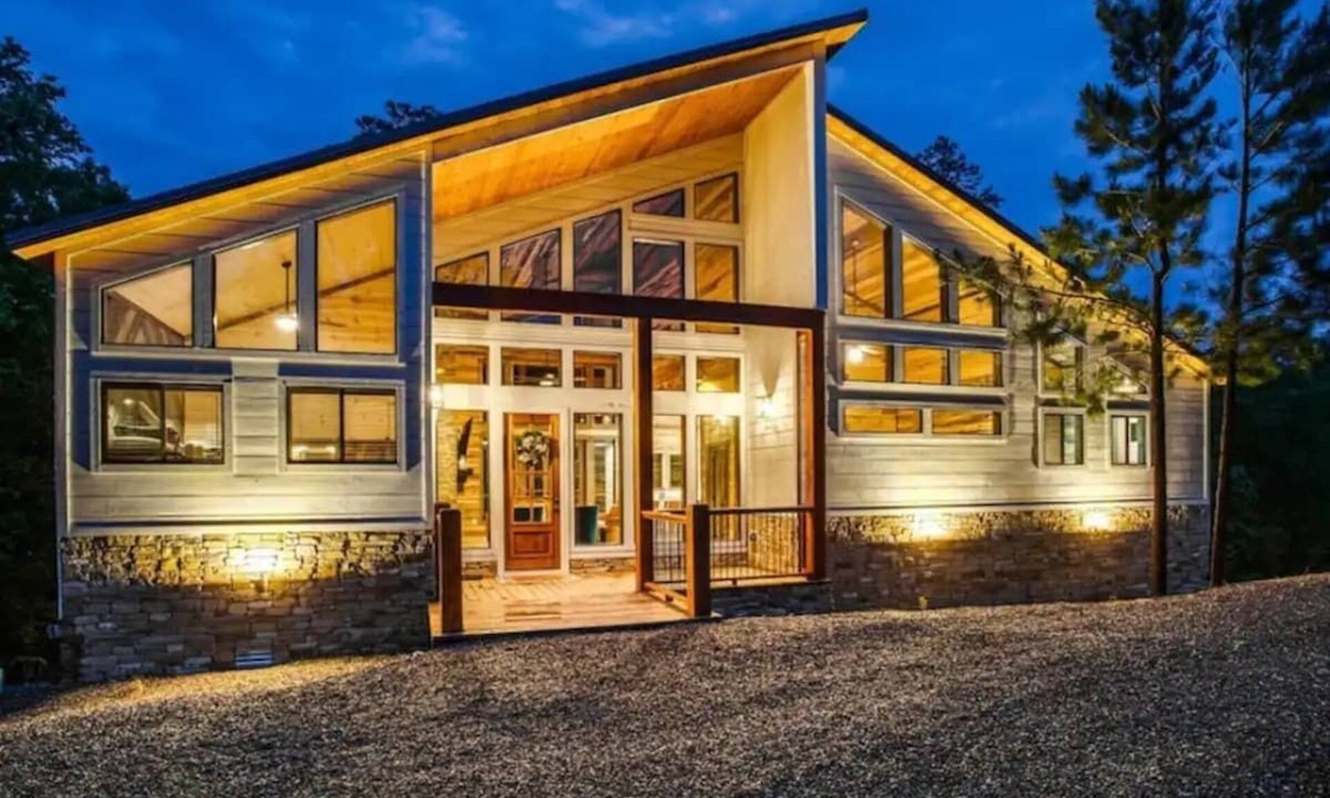 Golden Cabin | Broken Bow Getaway: Hot Tub, Fire Pit & Games!