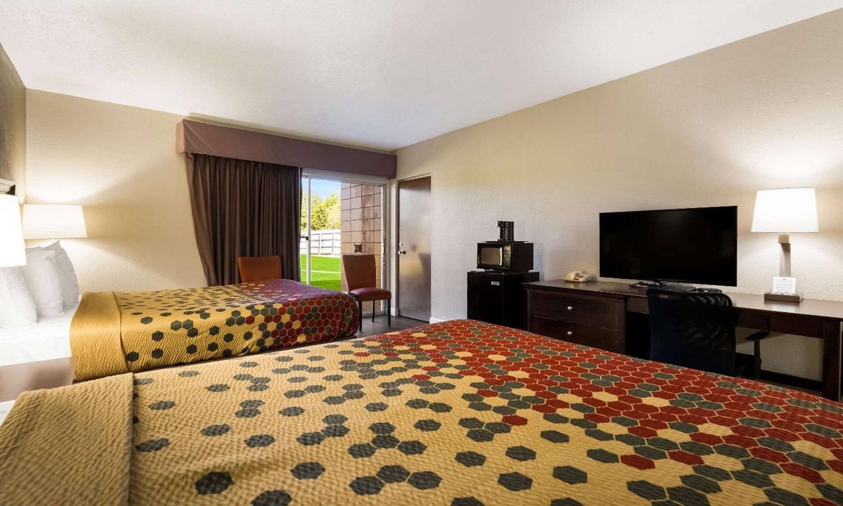 Perry Hotel | Budget-Friendly Perry Room |Free Breakfast, On-Site Parking & Indoor Pool Access