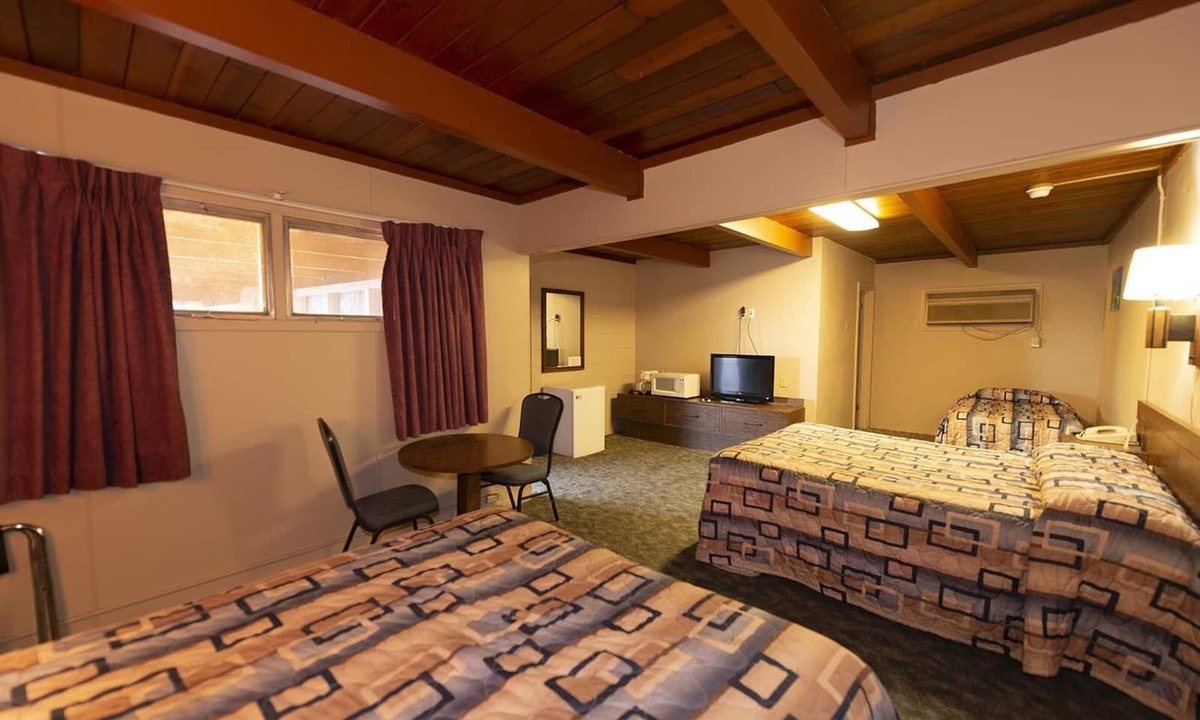 McCook Hotel | Cedar Inn