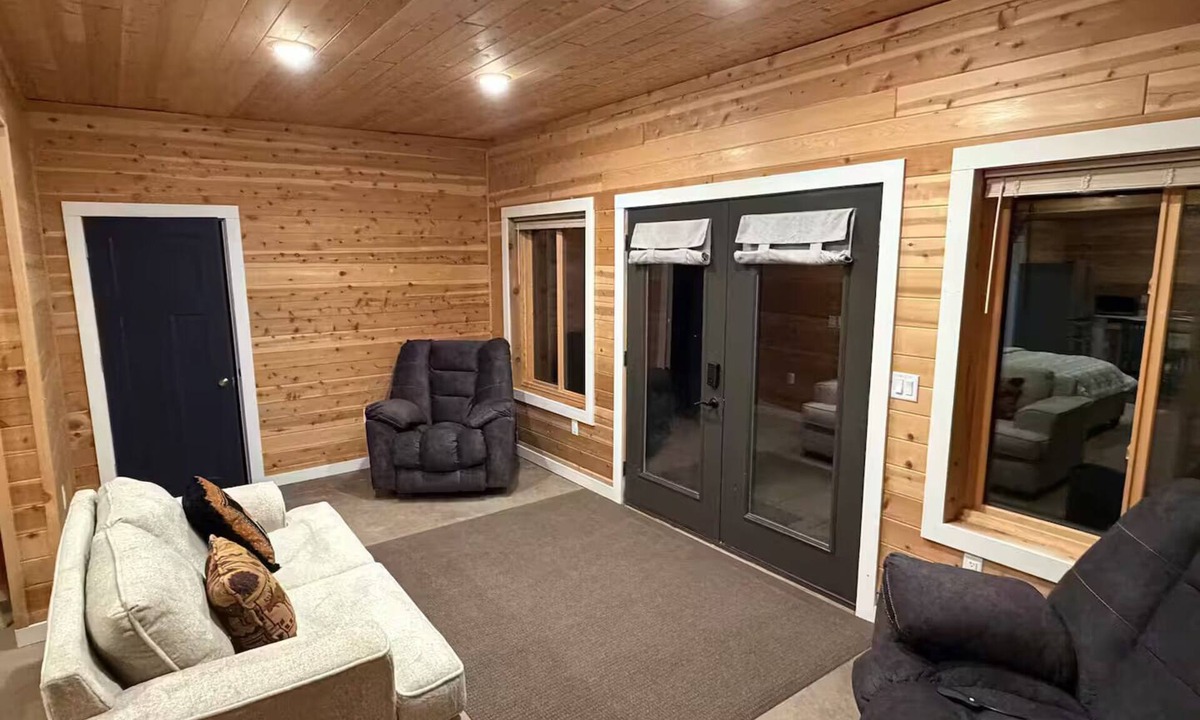 Babbitt Cabin | Cedar Studio w Full Kitchen + Living @ Whitetail Estates