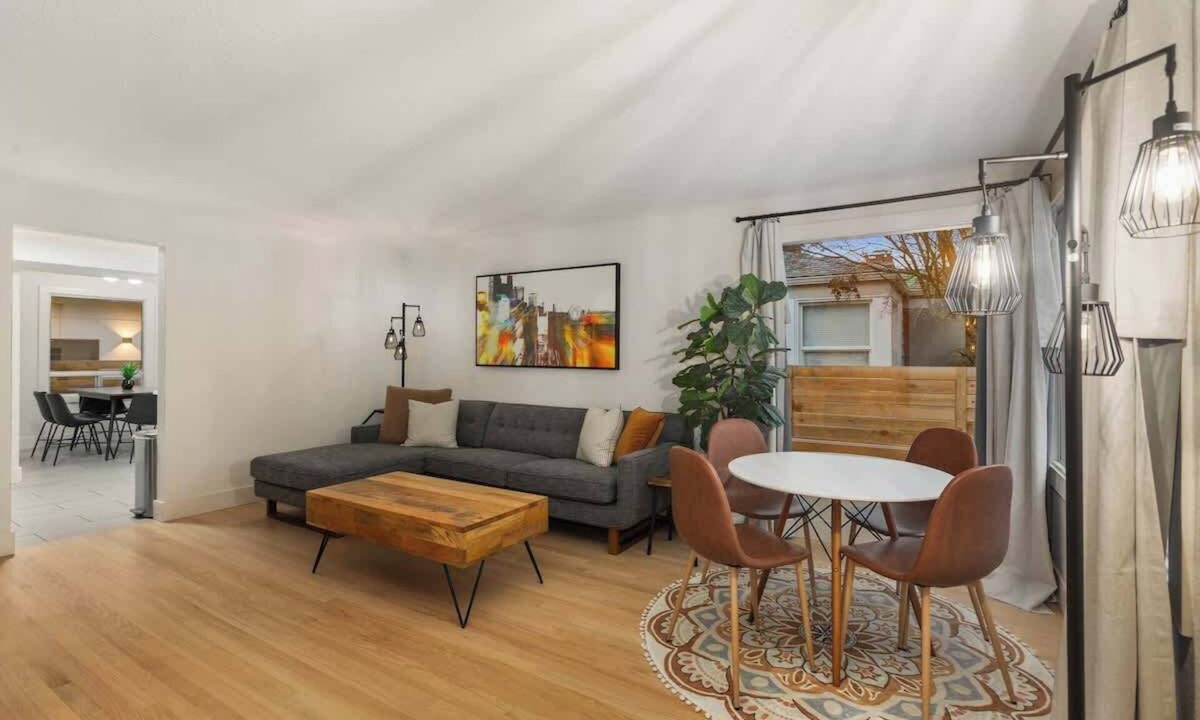 Crown Hill House | Centrally Located Bungalow | Green Lake & Parking