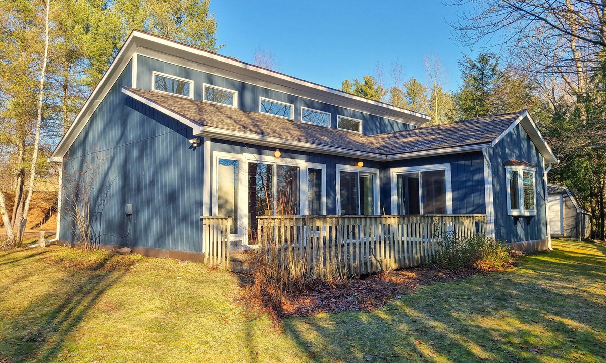 Jay House | Charming dog-friendly riverside escape with deck, firepit & EV charger