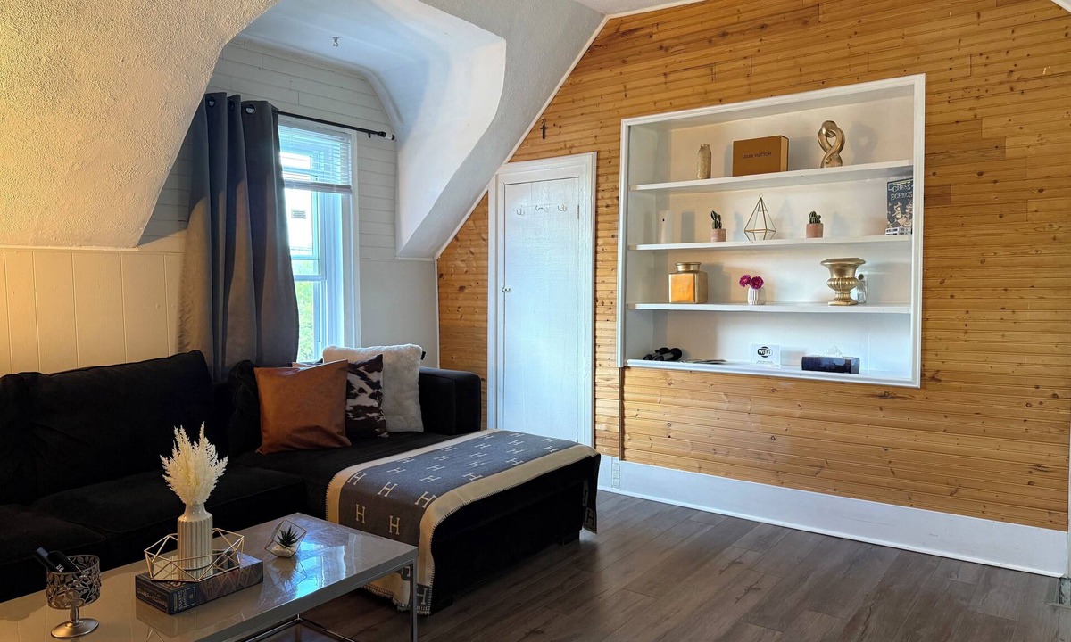 Batawa Apartment | Charming Waterfront Loft + NearShops+Scenic