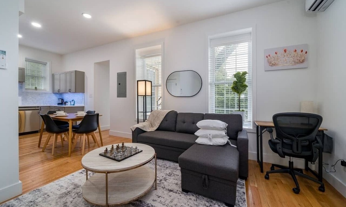 Corn Hill Apartment | Cornhill 2BDRM-HighFall+EquippedKitchen+Wi-Fi