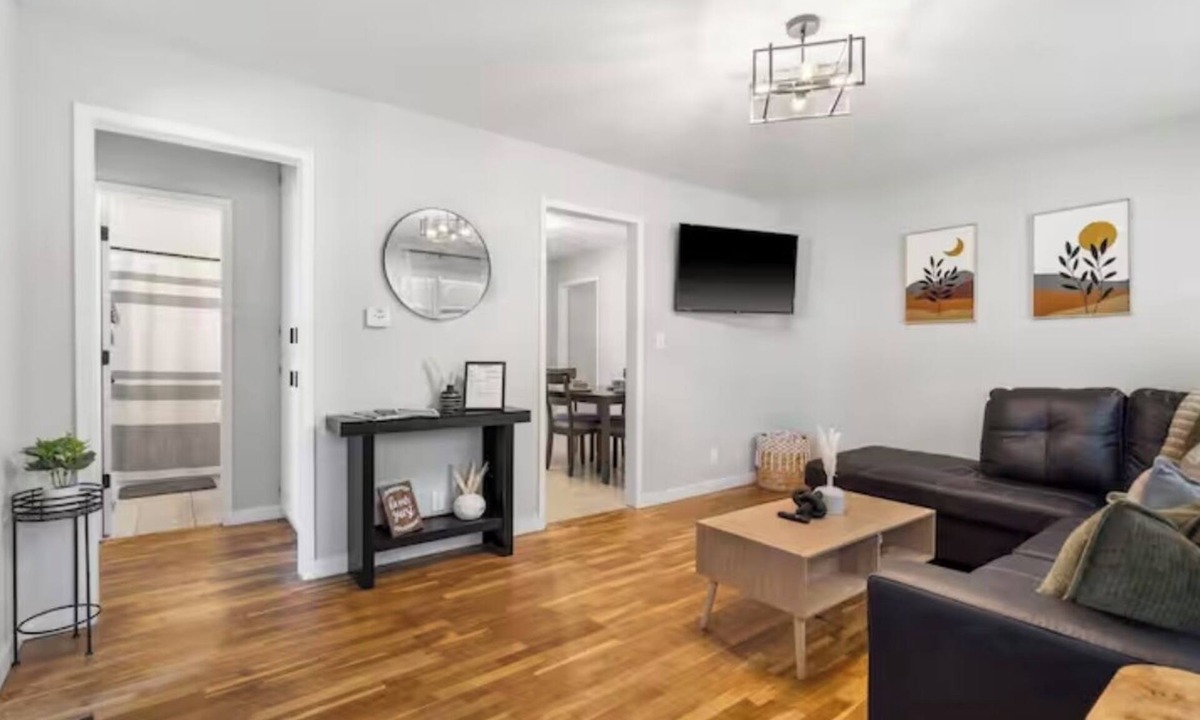Springfield House | Cozy&Convenient Modern Home Private Fenced Yard
