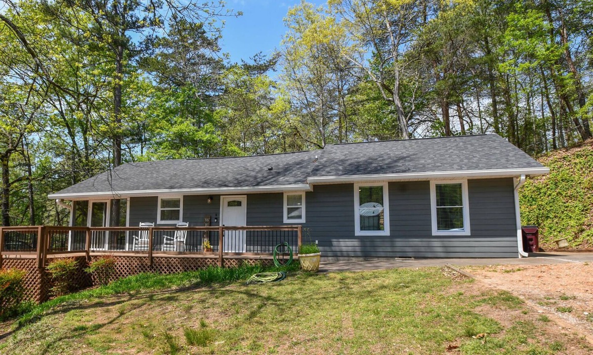 Gainesville Cottage | Cozy Waterfront Cottage with Fire Pit & Private Dock