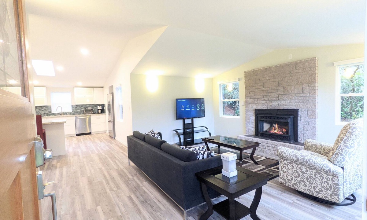 Woodway House | Cute Edmonds Bowl Cottage