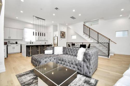 East Downtown Houston Villa | Downtown Luxury Home - 2 mins from restaurants, parks and leisure centres