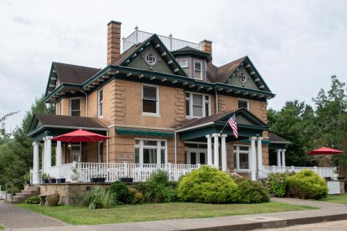 Sutton Hotel | Elk River Hotel