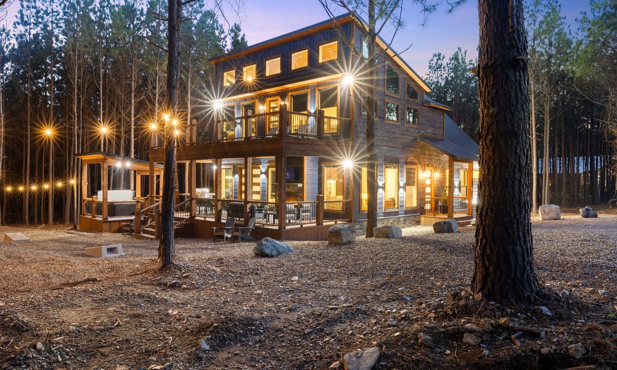 Pickens Cabin | Fore Sight Golf Simulator, Games, Play-Set, Pets, Tee It Up
