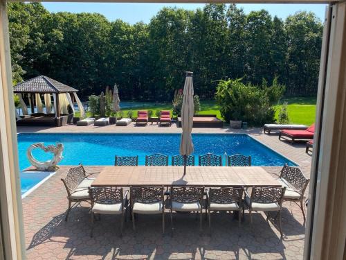 Sag Harbor Villa | Hamptons 9BD MEGA Compound w POOL TENNIS BBALL NIGHTCLUB