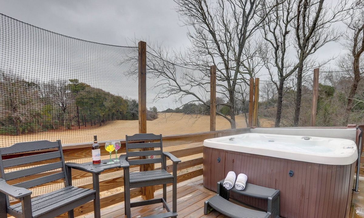 Sea Scape Apartment | Kitty Hawk Apartment w/Hot Tub - 1 Mi to Beach!