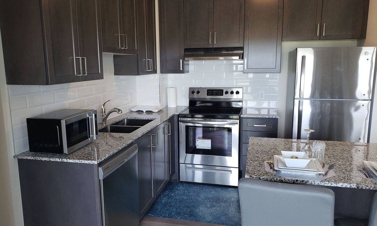Mount Pleasant Condo | Luxurious Condo Apt 2BRs+1BAs+1Office, w. parking