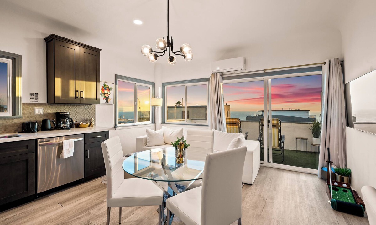 El Porto House | Luxury Beachside Gem + Walk to Beach + Ocean Views