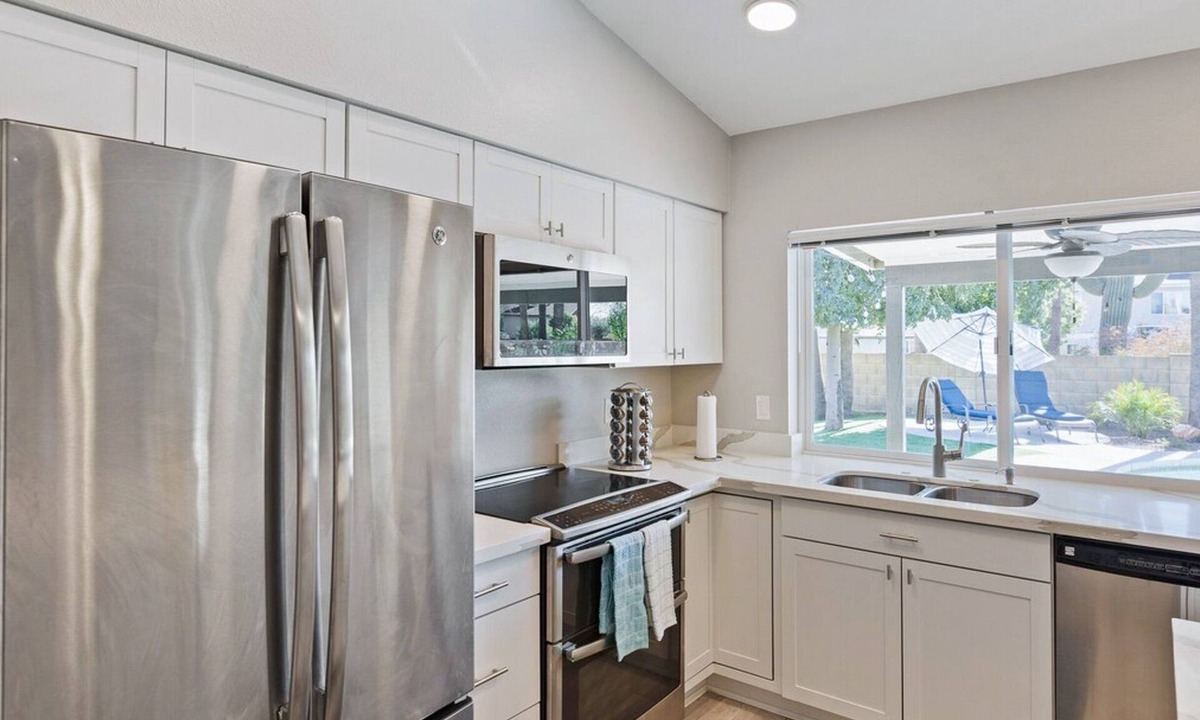 Paradise Valley Village Cottage | Modern and Stylish Remodeled 4 Bdrm w/HTD Pool!