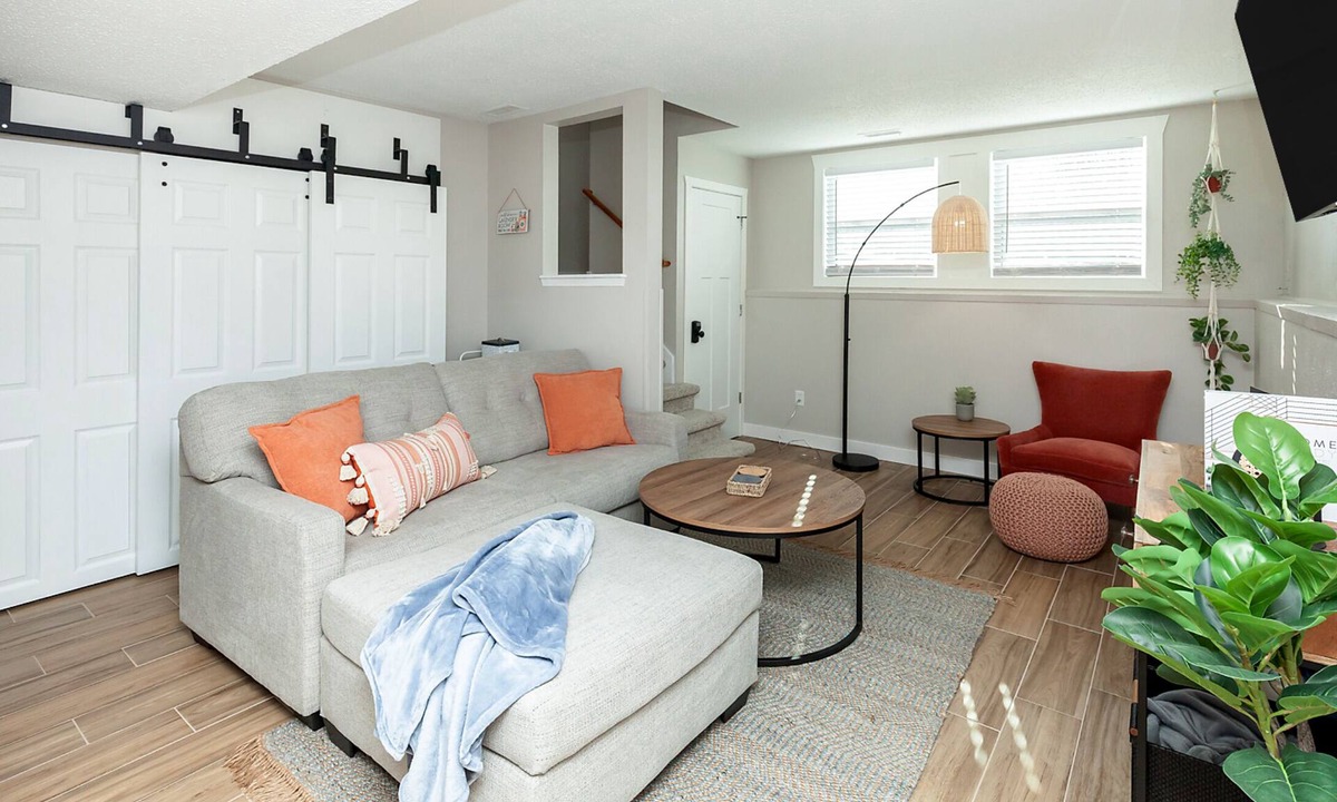 Des Moines House | Modern Boho Townhome w/Hidden Reading Nook Near Downtown Des Moines!