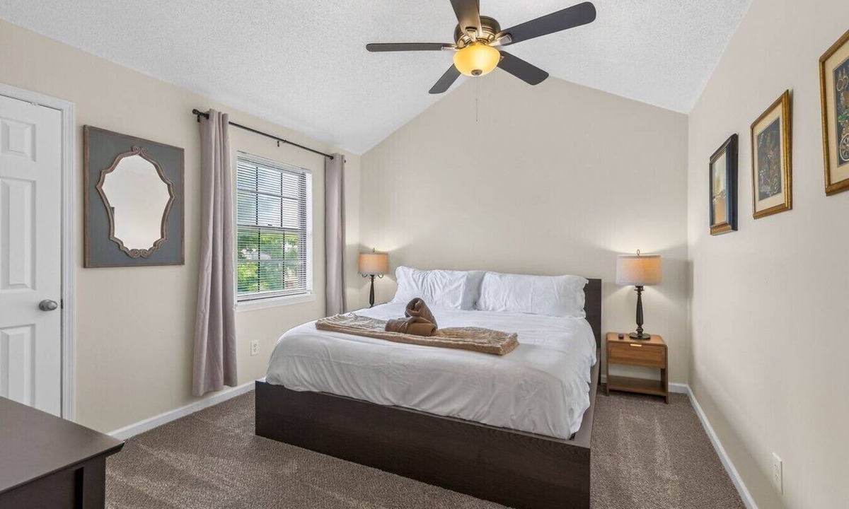 Lee's Summit Villa | Remote Work Ready | 3BR | Google Fiber | Kings