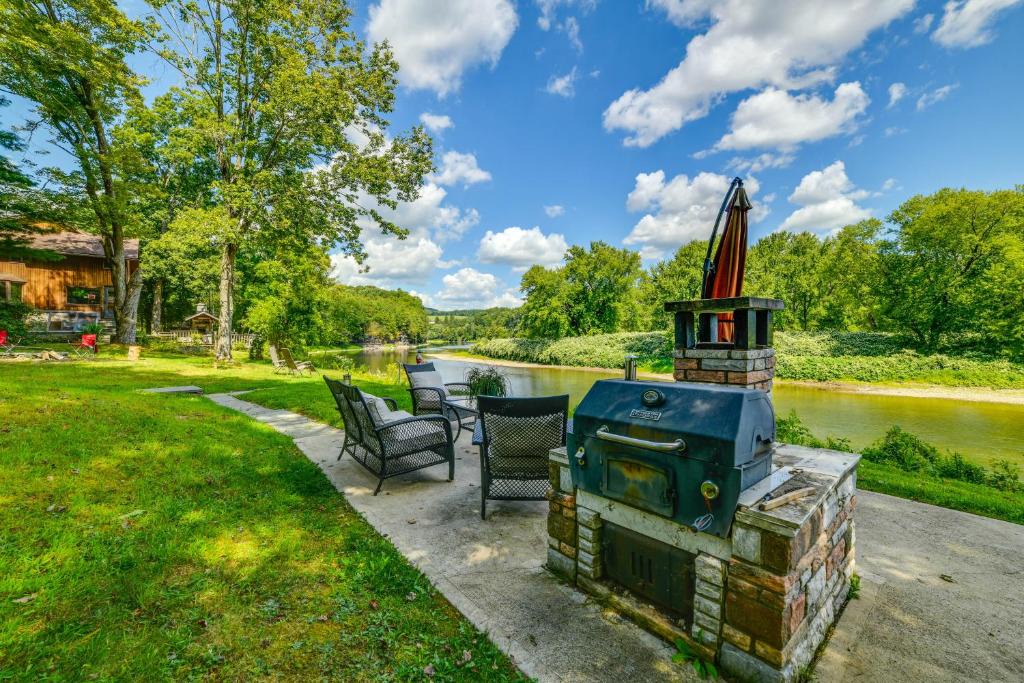 Susquehanna House | Riverfront Hallstead Cabin: Kayaks & Fire Pit!