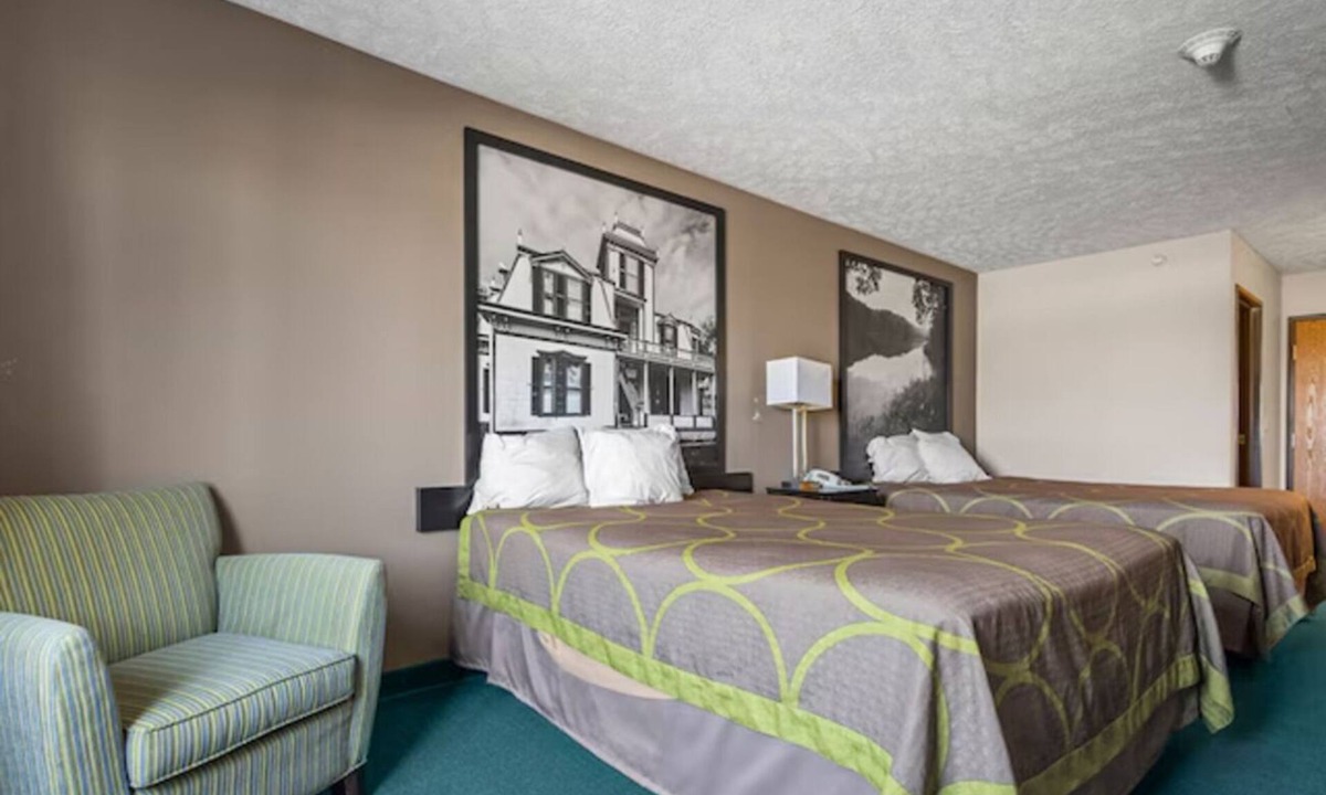 El Paso Hotel | Roadside Comfort Stop, Easy Highway Access | Near Bloomington & Peoria
