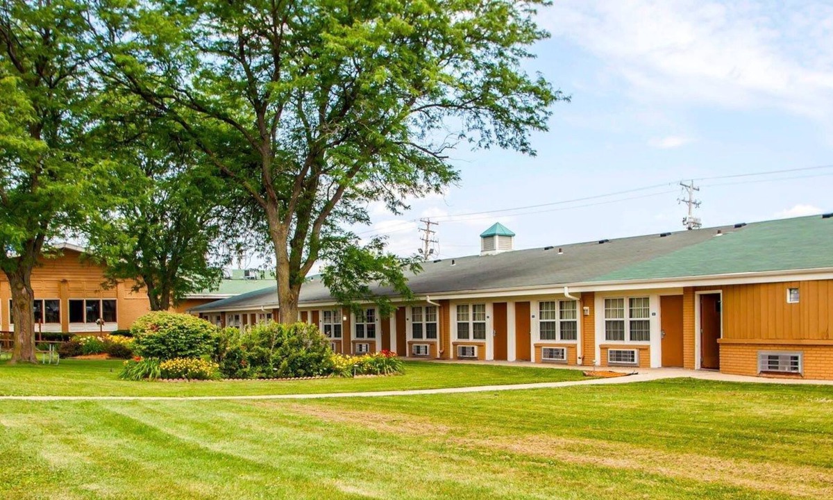 Beloit Hotel | Rodeway Inn Beloit
