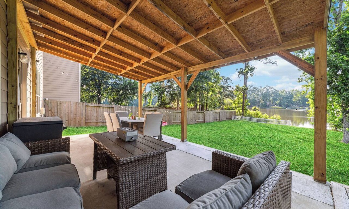 Montgomery House | Rushing Spring Getaway | 3 BR | Modern Home with Peaceful Lake Views & Backyard