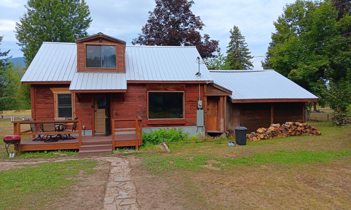 Clark Fork Cabin | Rustic cabin built 1880s on the Clark Fork River