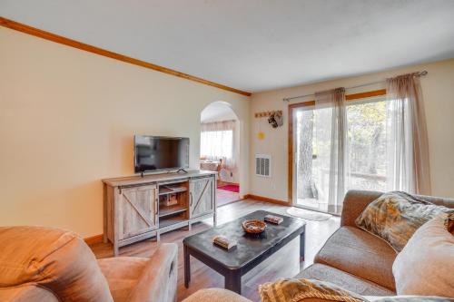 Shell Knob House | Rustic Retreat w/Deck: 1 Mi to Table Rock Lake