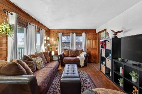 Buffalo Ridge House | Rustic Shadows - Sioux Falls Escape, Firepit, Pet Friendly!