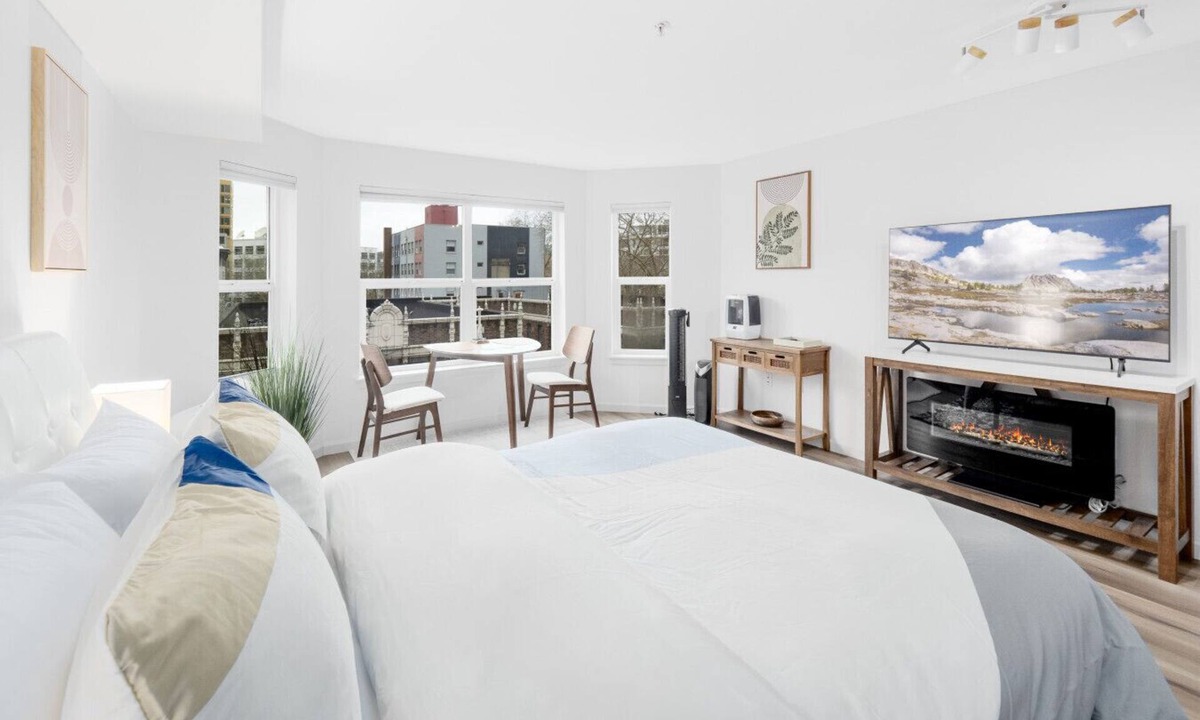 Belltown Condo | Space Needle View | Elegant Belltown Studio