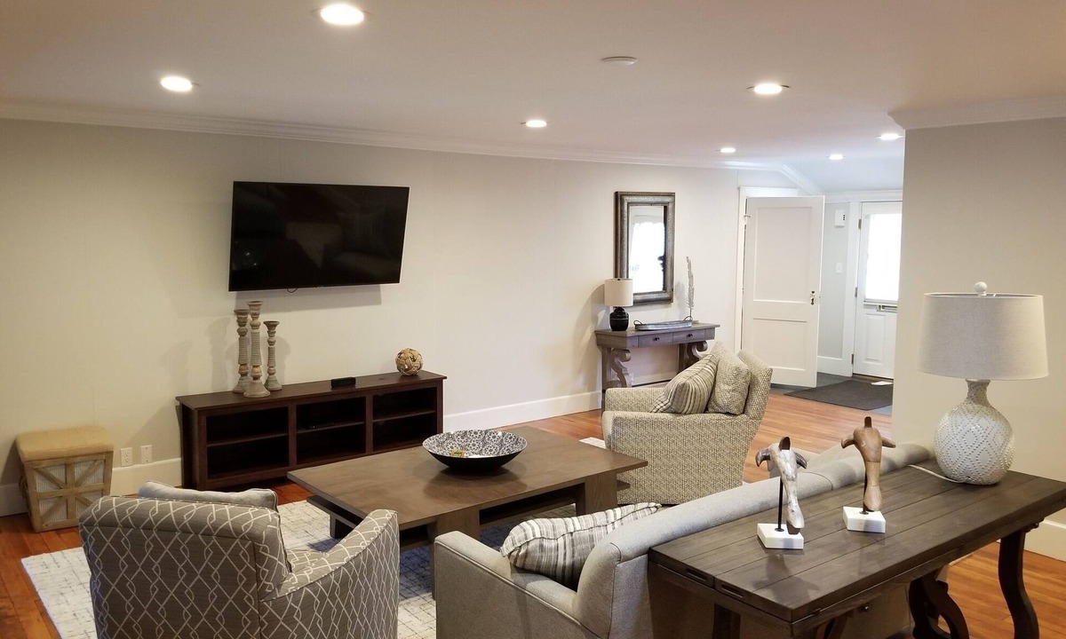 Andover House | Spacious & Gracious 3 Bedrooms, 2 Full Baths Ranch Living in central location!