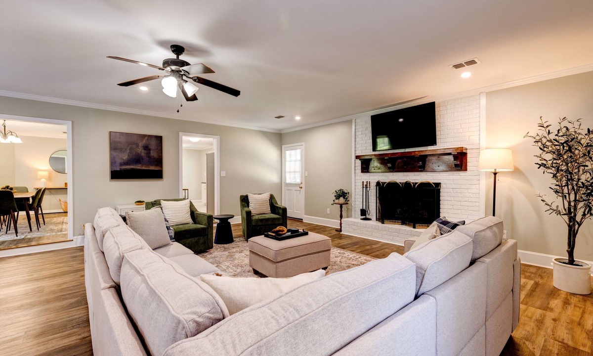 Thomasville House | Sprawling Updated Ranch with Fireplace on Wimbledon