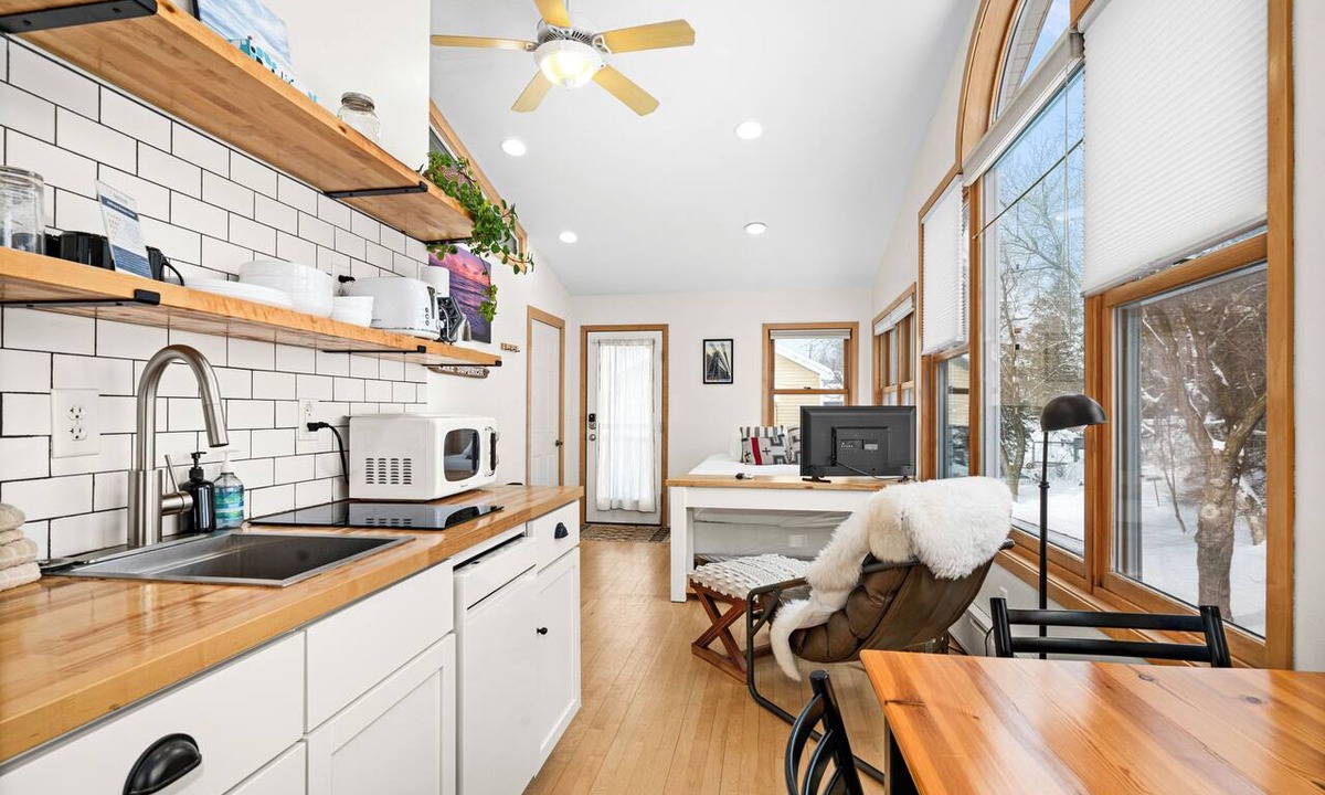 Park Point Apartment | Sun-Drenched Waterfront Studio