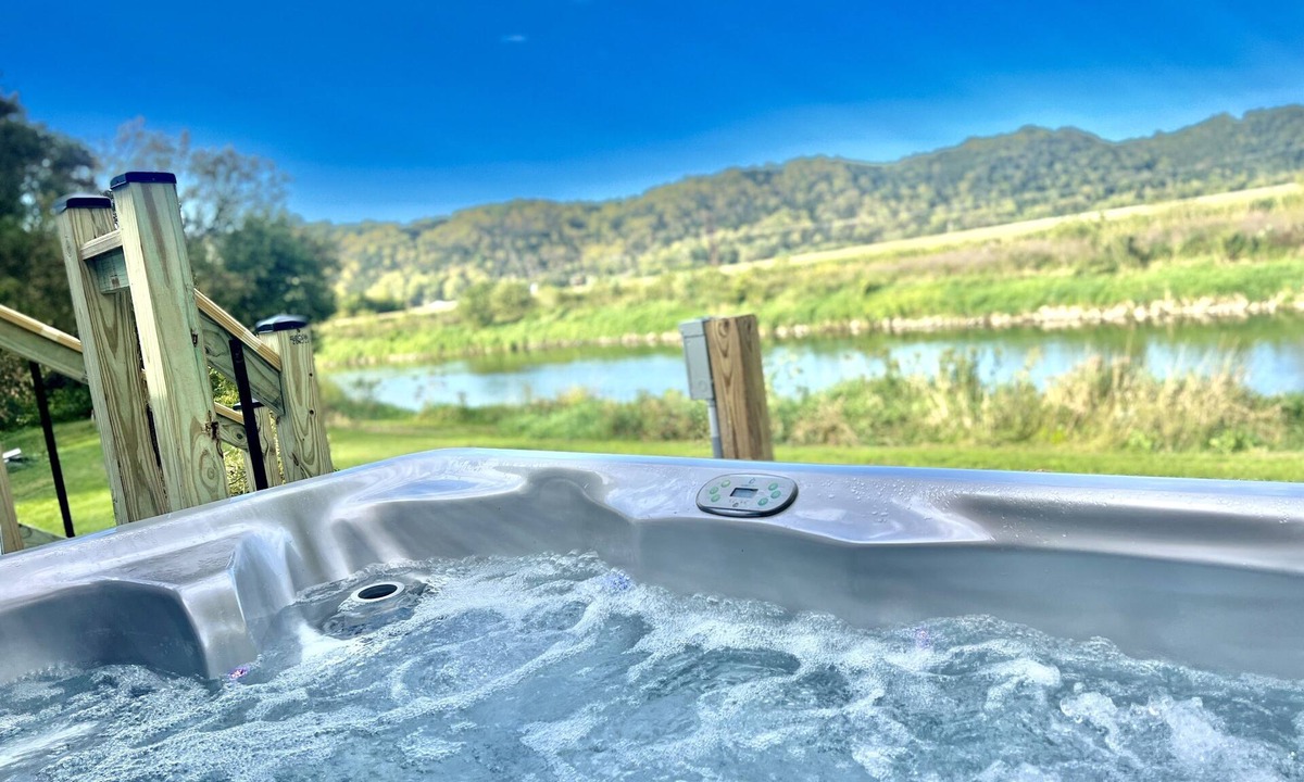 Dorchester House | Tiny House on Upper Iowa River w/hot tub