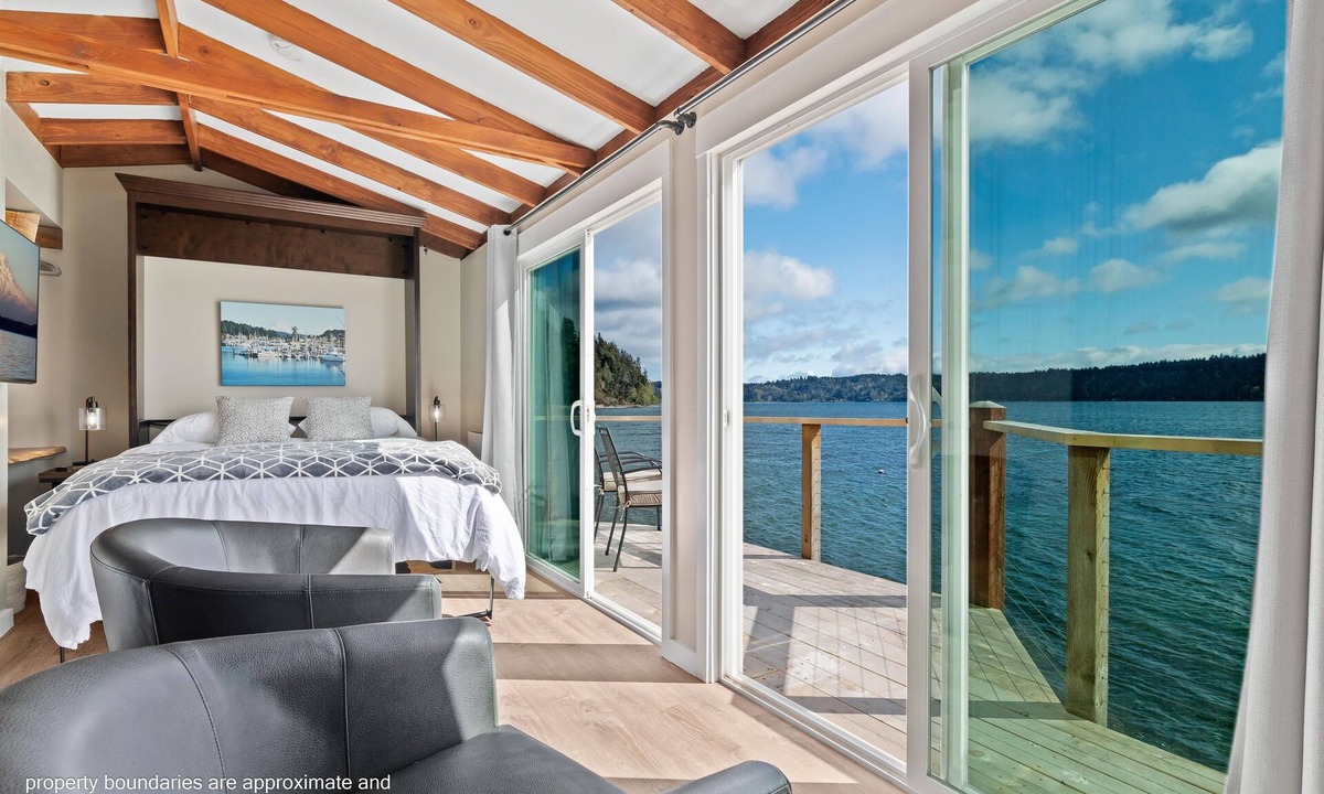 Gig Harbor Apartment | Waterfront Studio Apartment. Perfect for work or play.