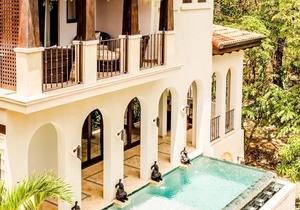 Spacious Oceanfront Pool next to the Beach Club - Casa Sonrisa