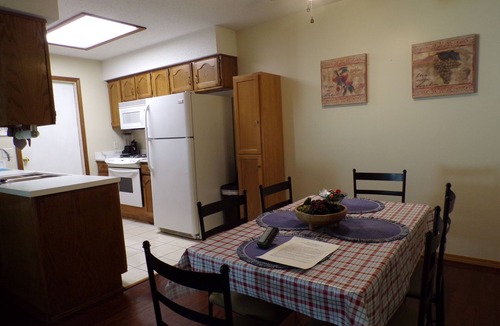 West Central House | 2-bed-CENTRAL location, 1 sm pet ok, WiFi-Long Term A +