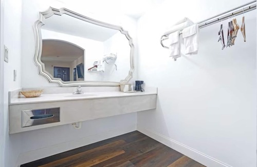 San Augustine Hotel | 2 Modern Rooms | San Augustine Getaway: 2 Full Beds Non-Smoking Room.
