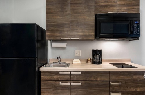 Jonesboro Hotel | 2 Pet-Friendly Jonesboro Accommodations w/Kitchenette | Free On-Site Parking
