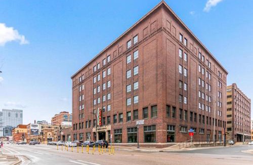 Warehouse District Apartment | 2KBD2BA Steps from Target Center+GYM+KTCHN+LNDRY