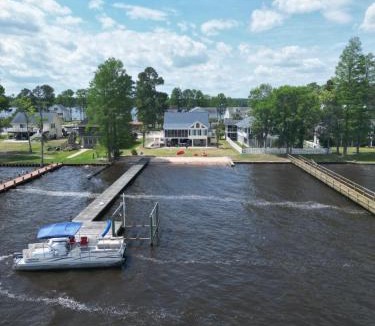 Chocowinity House | 3 BR Riverfront House with Private Boat Dock