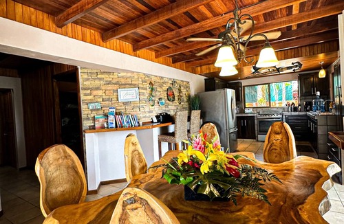 Esterillos House | 360 DEGREE VIEWS OF MOUNTAINS AND THE OCEAN! MINUTES TO THE BEACH!