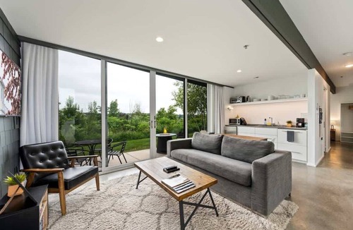 Egg Harbor Apartment | Architect-Designed Flat · King · Egg Harbor