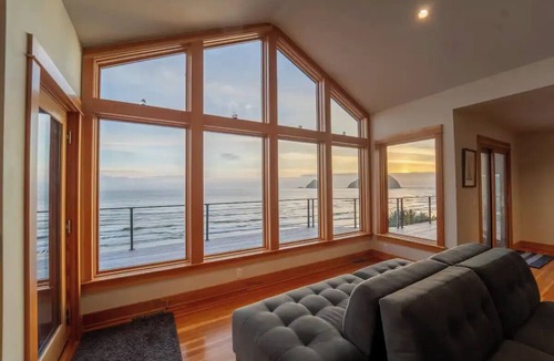 Oceanside House | Beach, Please! Modern Oceanfront Haven