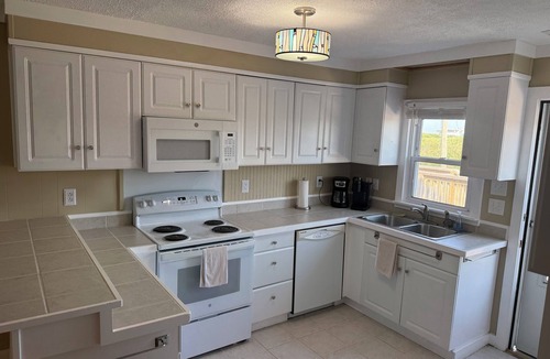 Kill Devil Hills Cottage | Beach side 3-bed across from Wright Brothers Park, 2 blocks from beach access